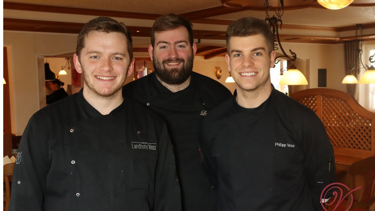Das Küchenteam aus dem Landhotel Voss wird künftig jeden Monat ein Rezept zu einem bestimmten Thema präsentieren: (v.l.) Christian Hillebrandt, Azubi Moritz Wiethoff und Philipp Voss. von Landhotel Voss
