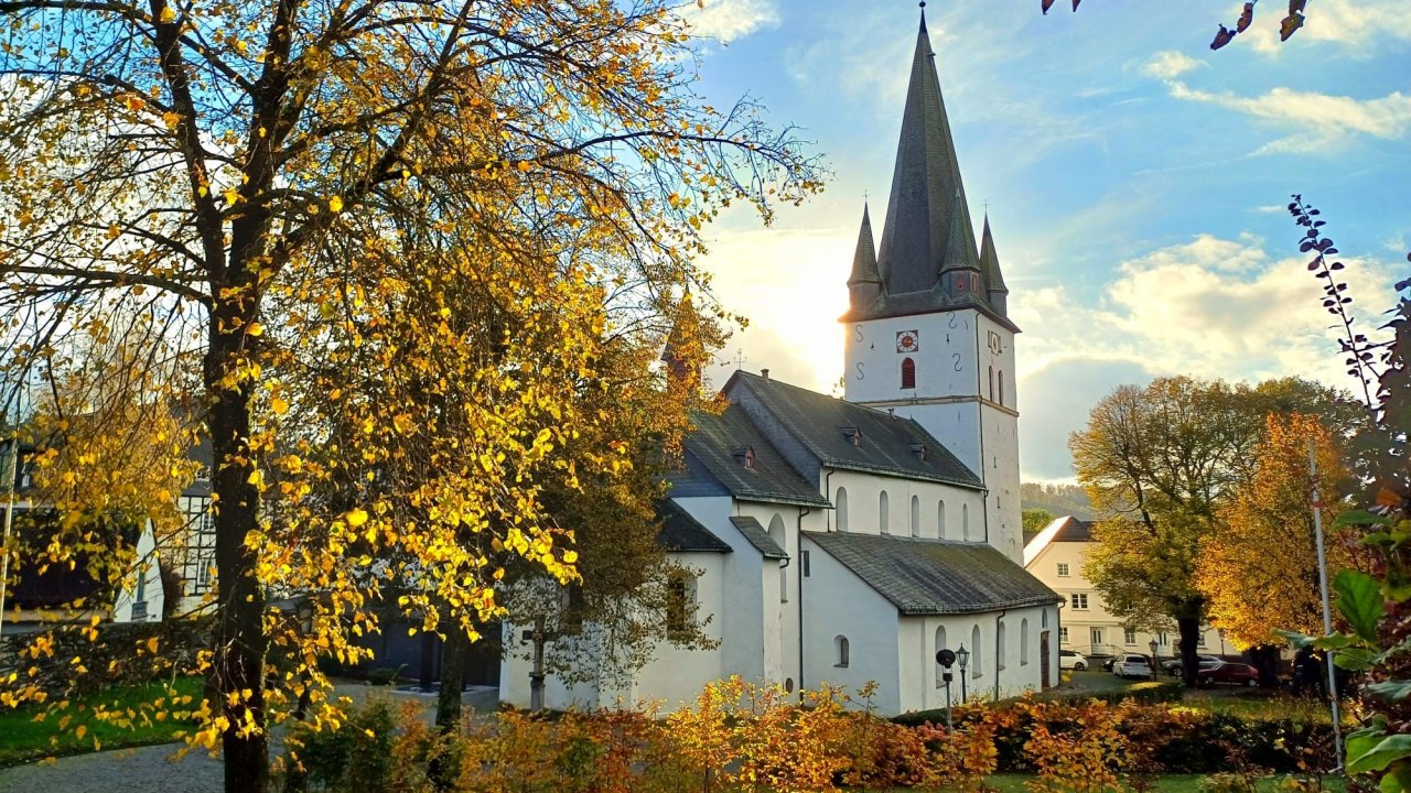 Die St. Clemens-Kirche in Drolshagen im Herbst. von privat