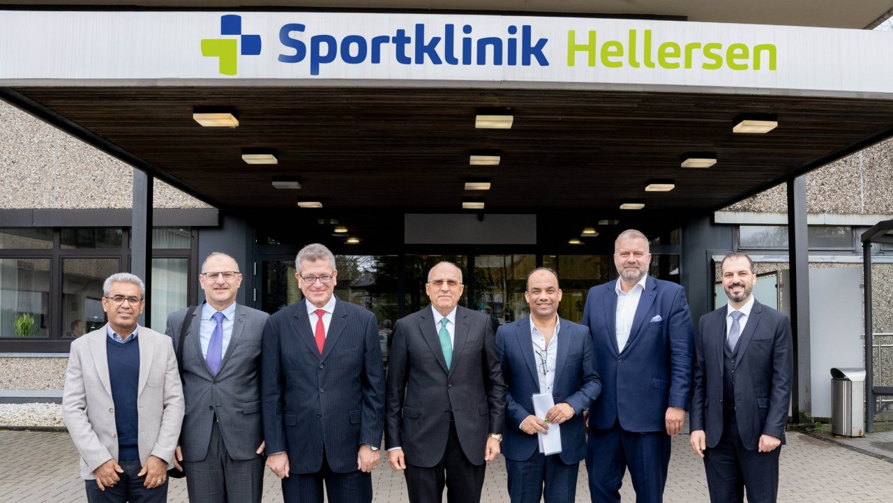 Im Rahmen des Akkreditierungsprozesses empfingen Dirk Burghaus, Vorstandsvorsitzender der Sportklinik Hellersen (2. v. r.), und Ahmed Almousa, Repräsentant der Sportklinik Hellersen im Mittleren Osten, Afrika und Asien (r.), die Delegation des Arab Board. Diese bestand aus fünf hochrangigen Ärzten aus verschiedenen Ländern der arabischen Staaten. von Sportklinik Hellersen