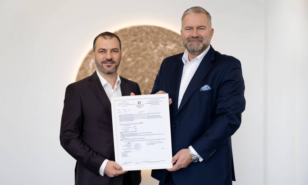 Dirk Burghaus, Vorstandsvorsitzender der Sportklinik Hellersen (r.), und Ahmed Almousa, Repräsentant der Sportklinik Hellersen im Mittleren Osten, Afrika und Asien, nahmen die Zertifizierung durch das Arab Board of Health Specializations feierlich entgegen. von Sportklinik Hellersen