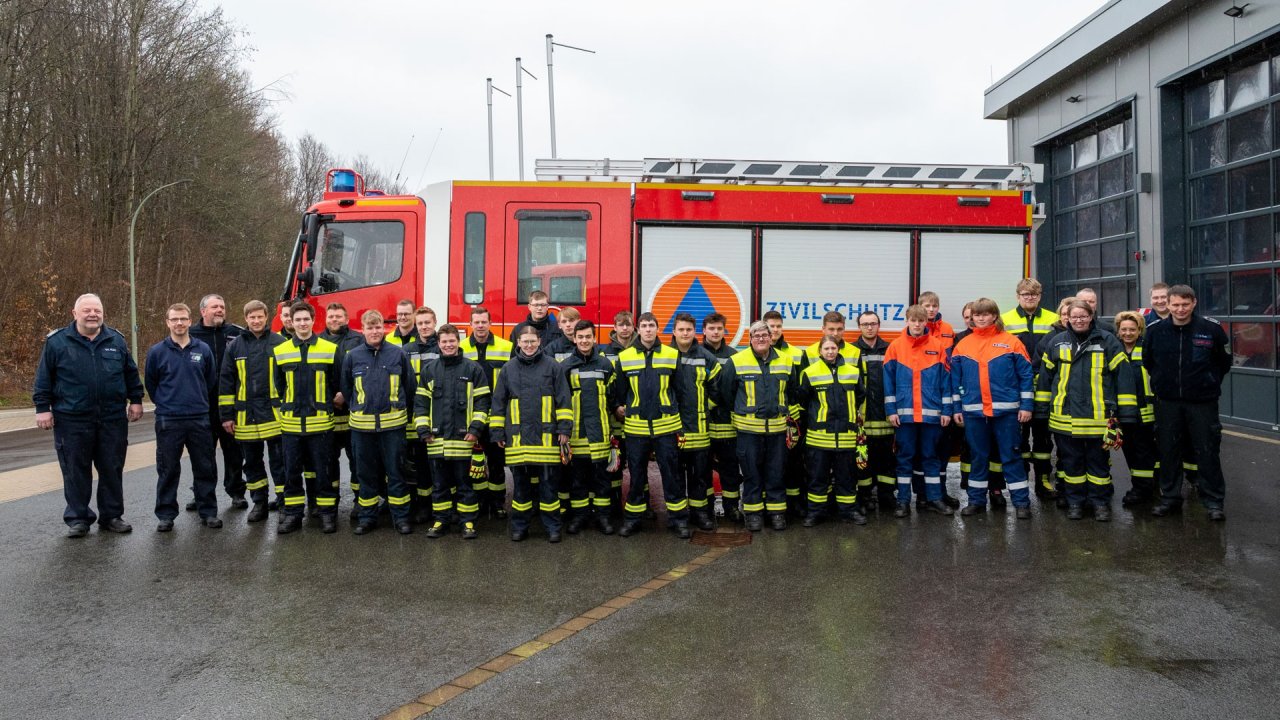 Thomas Klein, Leiter der Feuerwehr der Gemeinde Finnentrop (l.) und Lehrgangsleiter Jörg Schäfers (3.v.l.) mit den erfolgreichen Teilnehmern. von privat