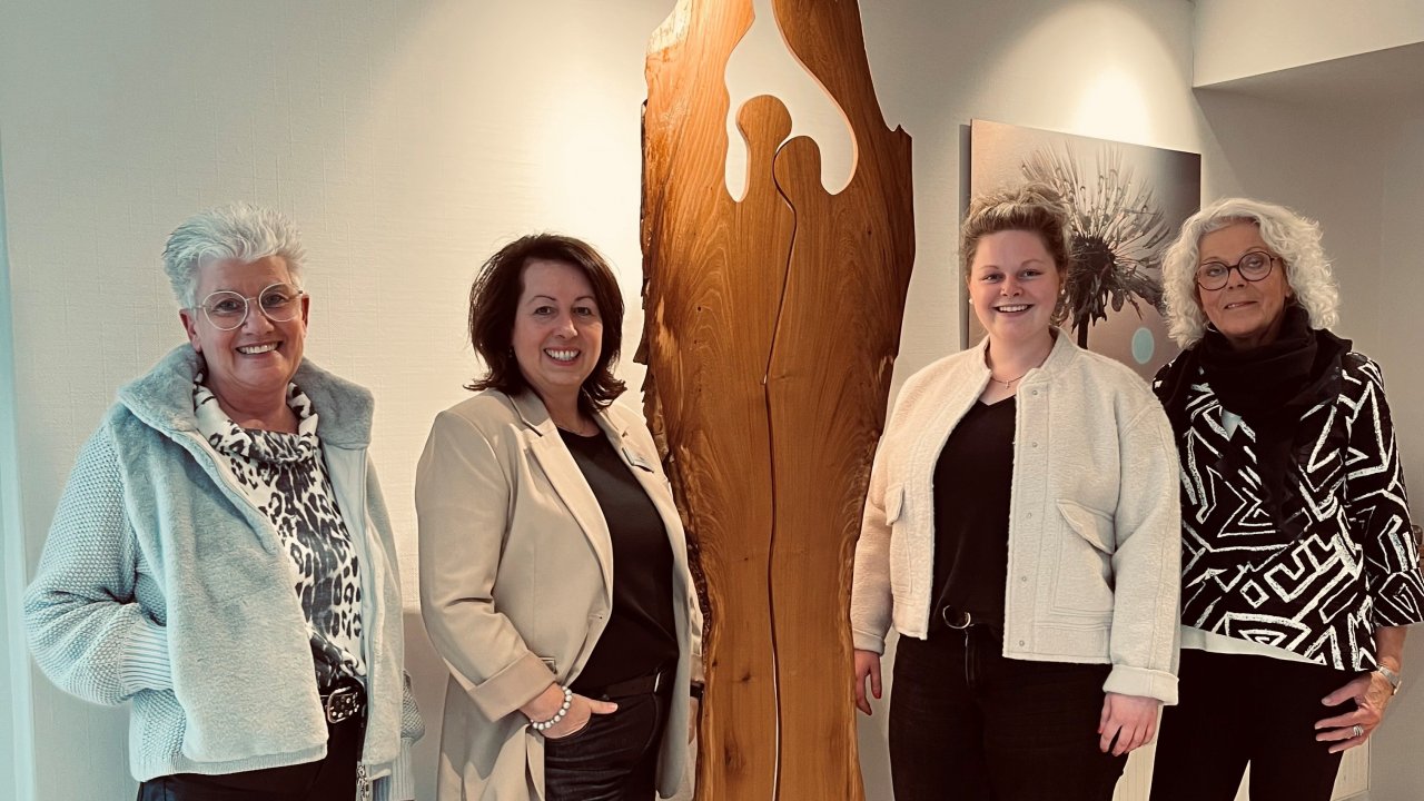 In Zusammenarbeit mit der kefb bietet der St.-Elisabeth-Hospizdienst drei weitere Letzte-Hilfe-Kurse an (v.l.): Doris Auwermann, Carmen Bringer (kefb), Hannah Franzen und Patricia Tichelli. von privat