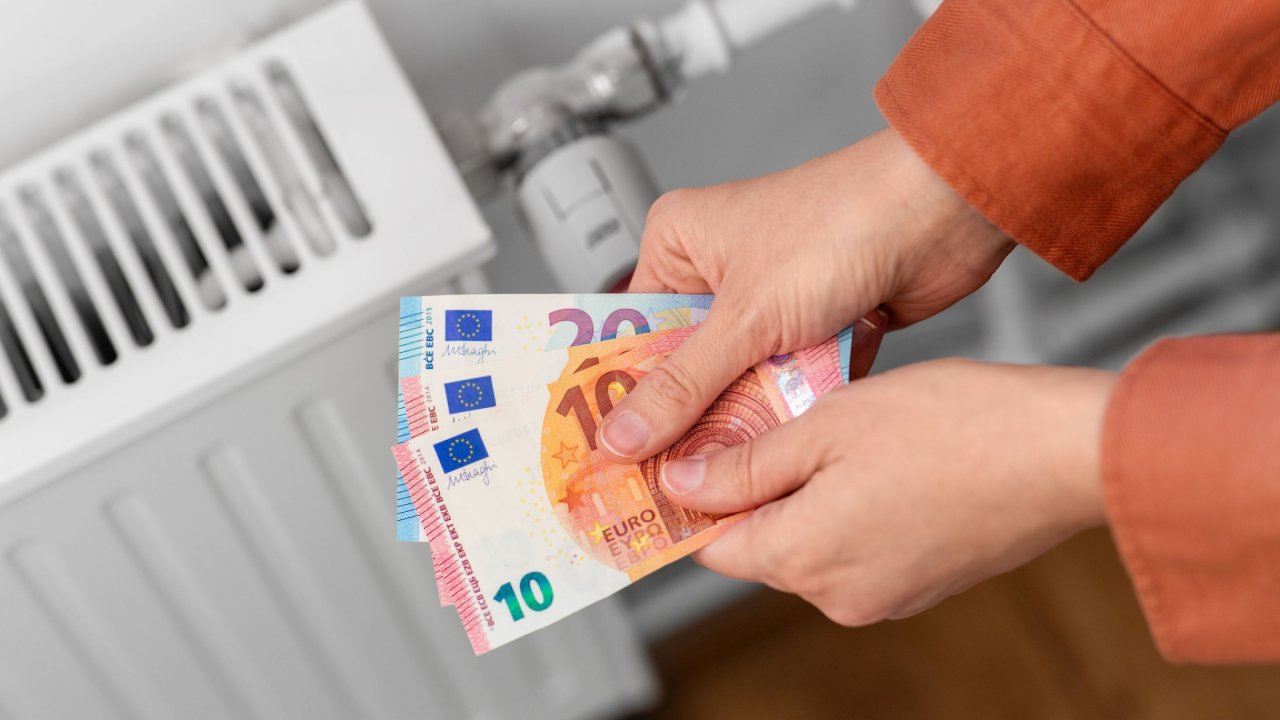 Worauf aktuell bei den Energiepreisen zu achten ist und wie man langfristig unabhängiger wird, hat die Verbraucherzentrale NRW in vier Tipps zusammengestellt. von adpic