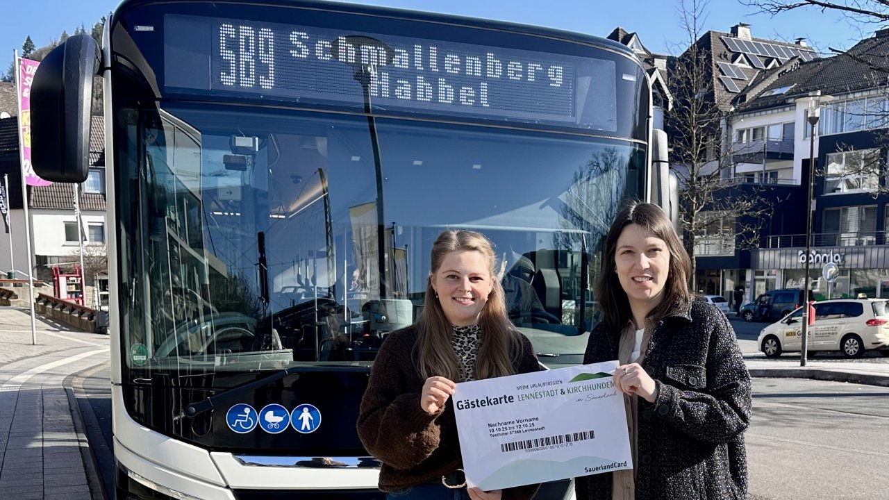 Lisa Ohm (l.) und Verena Meinhardt zeigen: Die Gästekarte für die Urlaubsregion Lennestat & Kirchhundem ist um das ÖPNV-Ticket erweitert worden. von Touristischen Arbeitsgemeinschaft Lennestadt & Kirchhundem