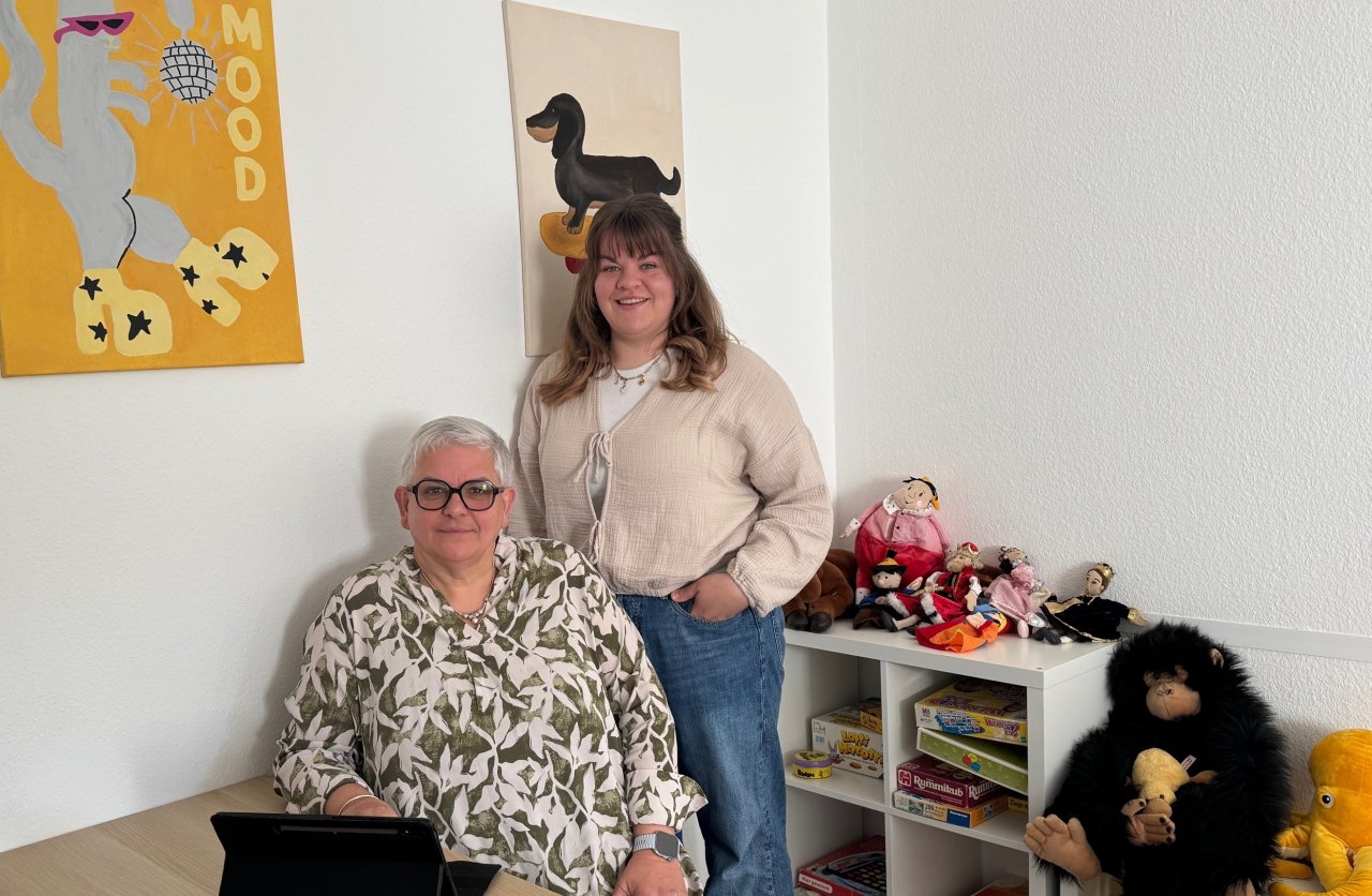 LokalPlus im Gespräch mit zwei Expertinnen: Barbara Diehl-Pittlik (l.) ist Kinder- und Jugendlichenpsychotherapeutin mit eigener Praxis in Altenhundem. Unterstützt wird sie von ihrer Tochter Hanna Pittlik-Rau, Psychotherapeutin in Ausbildung, die nach insgesamt zehnjähriger Ausbildung ab Sommer in die Praxis ihrer Mutter mit einsteigt und ironisch sagt: „Nach dieser langen Ausbildungszeit kommen die Kürzungen zum ‚richtigen‘ Zeitpunkt.“ von privat