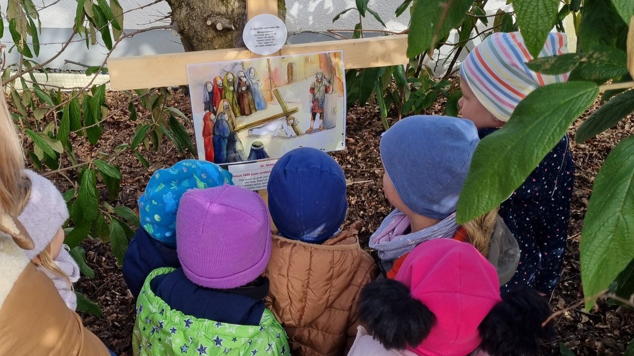 Einen eindrucksvollen und zugleich bewegenden Ausflug haben die Kinder des Montessori-Kinderhauses aus Welschen Ennest beim diesjährigen Kinderkreuzweg im Kurpark Saalhausen erlebt. von privat