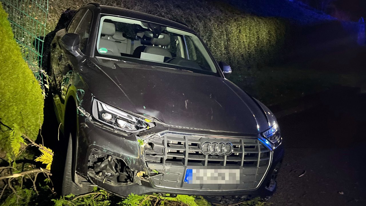 Der Audi kam auf dem abgeknickten Lebensbaum zum Stehen. von Polizei Siegen-Wittgenstein