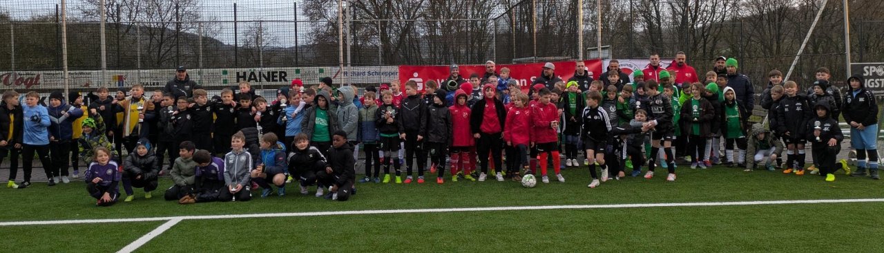 Die JSG Dünschede/Helden hat kürzlich ein Fair Play Vorbereitungs-Spieletreff und Turnier für die Mannschaften der Mini-Kicker, F- und E- Jugend veranstaltet. Insgesamt 40 Mannschaften aus dem ganzen Kreis Olpe und darüber hinaus nahmen trotz Regenwetter an dieser Veranstaltung teil. von privat