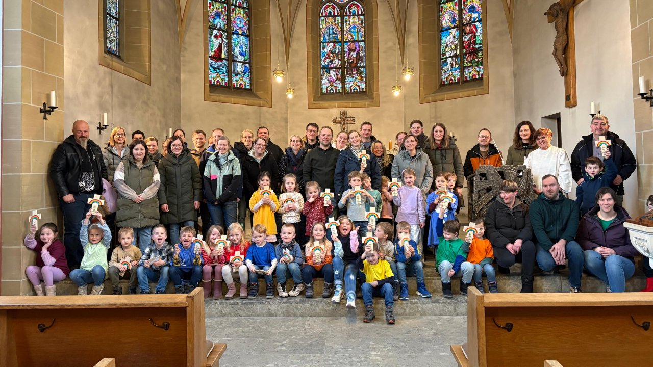 Die Kinder des Caritas-AufWind Kindergartens Regenbogenland Serkenrode haben gemeinsam mit der Gemeindereferentin Stephanie Wolf Seara einen Wortgottesdienst im Zeichen des Glaubens und der Gemeinschaft gefeiert. von privat