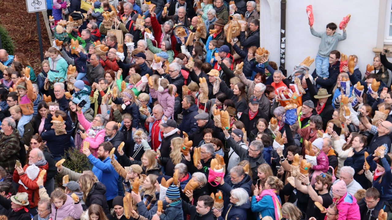 Einzigartige Ostertraditionen in Attendorn 2026: Semmelsegnen und Kreuze vermessen. von Mona Pospischil