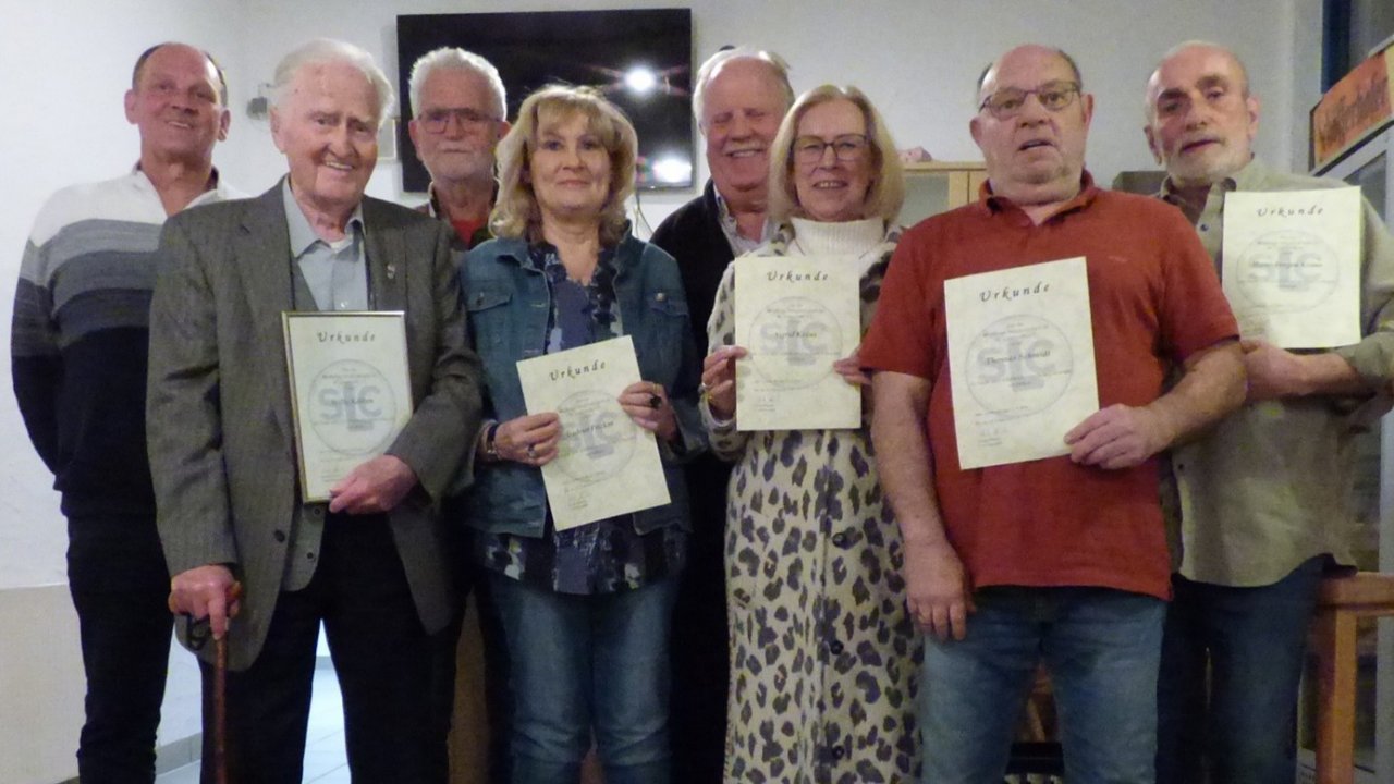 Im Rahmen einer Versammlung sind zahlreiche Mitglieder des SC Listernohls für ihre Vereinstreue geehrt worden (v.l.): Vorsitzender Dieter Rüsche, Willy Kebben, Ludwig Langenohl, Gudrun Fricker, Josef Messing, Sigrid Kraus, Thomas Schmidt und Hans-Jürgen Kraus. von privat