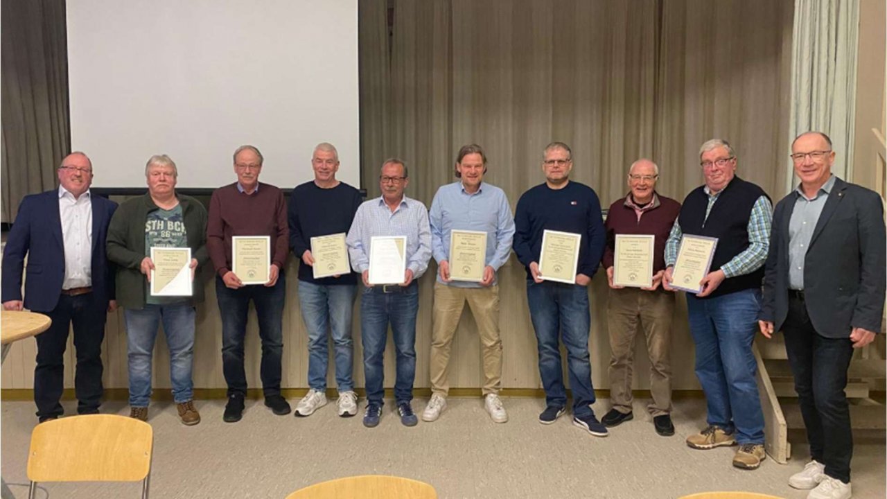 Der Vorsitzende Rainer Tomasetti (r.) und der 2. Vorsitzende Ralf Ribinski ( l.) mit den Geehrten. von Tobias Tomasetti