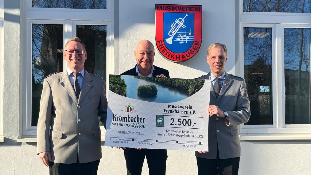 Bei der symbolischen Spendenscheckübergabe (v. l.): Dirk Burghaus (1. Vorsitzender), Rainer Brüser (Gebietsverkaufsleiter Krombacher) und Lars Becker (Kassierer). von Krombacher Brauerei