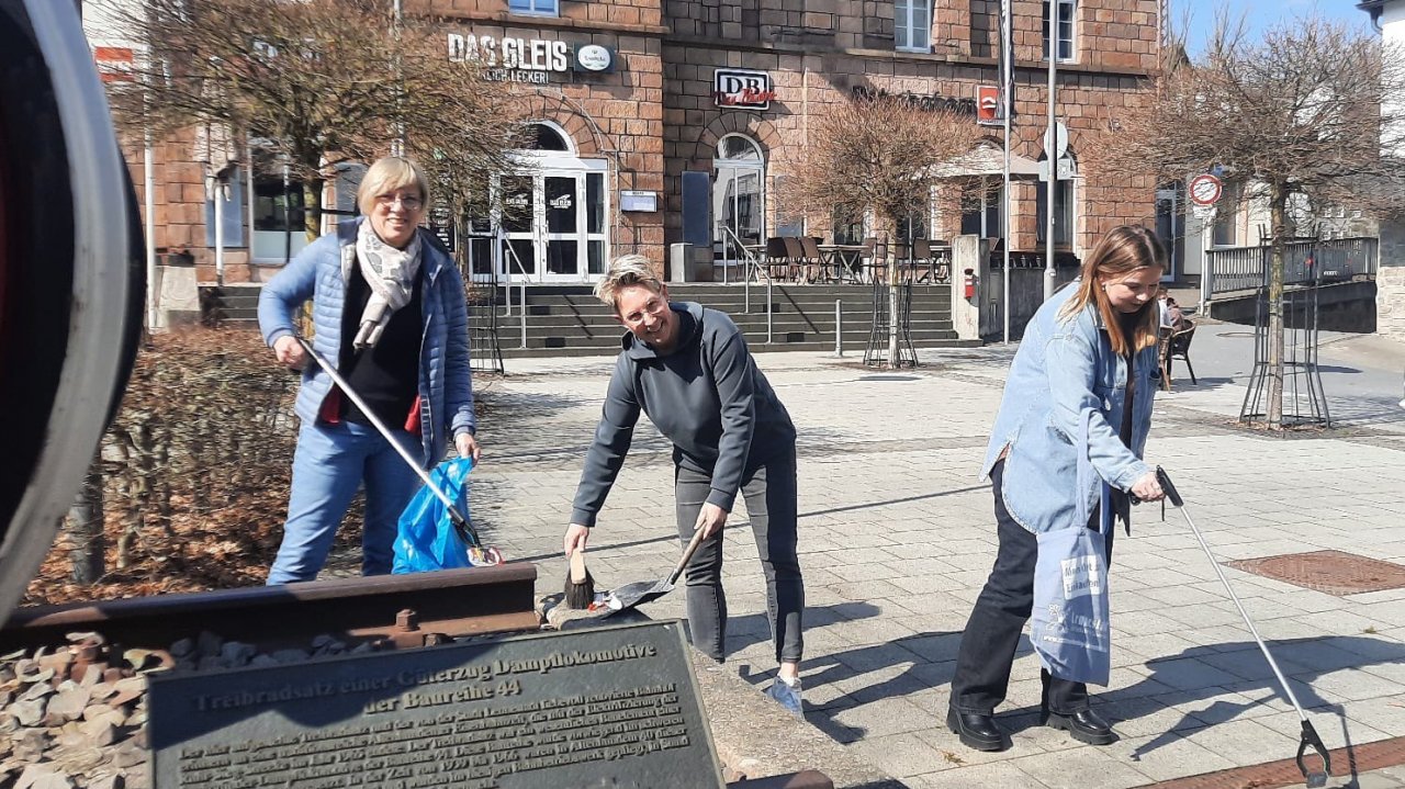 Simone Dröge, Vanessa Rinke und Louisa Funke (v.l.) vom Stadtmarketing Lennestadt laden zum Tag der Sauberkeit ein. von Stadtmarketing Lennestadt