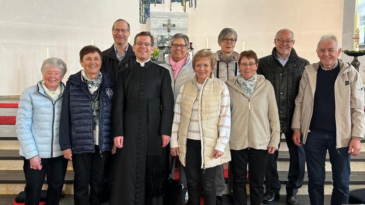Eiserne Kommunion in Altenhof: Wolfgang Henkel, Josefine Falkenhahn, Resi Exler, Siegfried Weber (hinten v.l.), Hedwig Schneider, Gisela Langhammer, Pastor Christian Albert, Magdalene Luke, Margret Steudtner und Engelbert Demmerling (vorne, v.l.). von privat