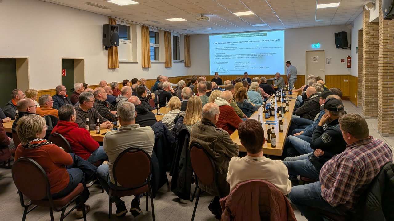Auch im April finden im Wendener Land einige Bürgerversammlungen statt. Das Foto zeigt die sehr gut besuchte Versammlung in Altenhof. von Gemeinde Wenden