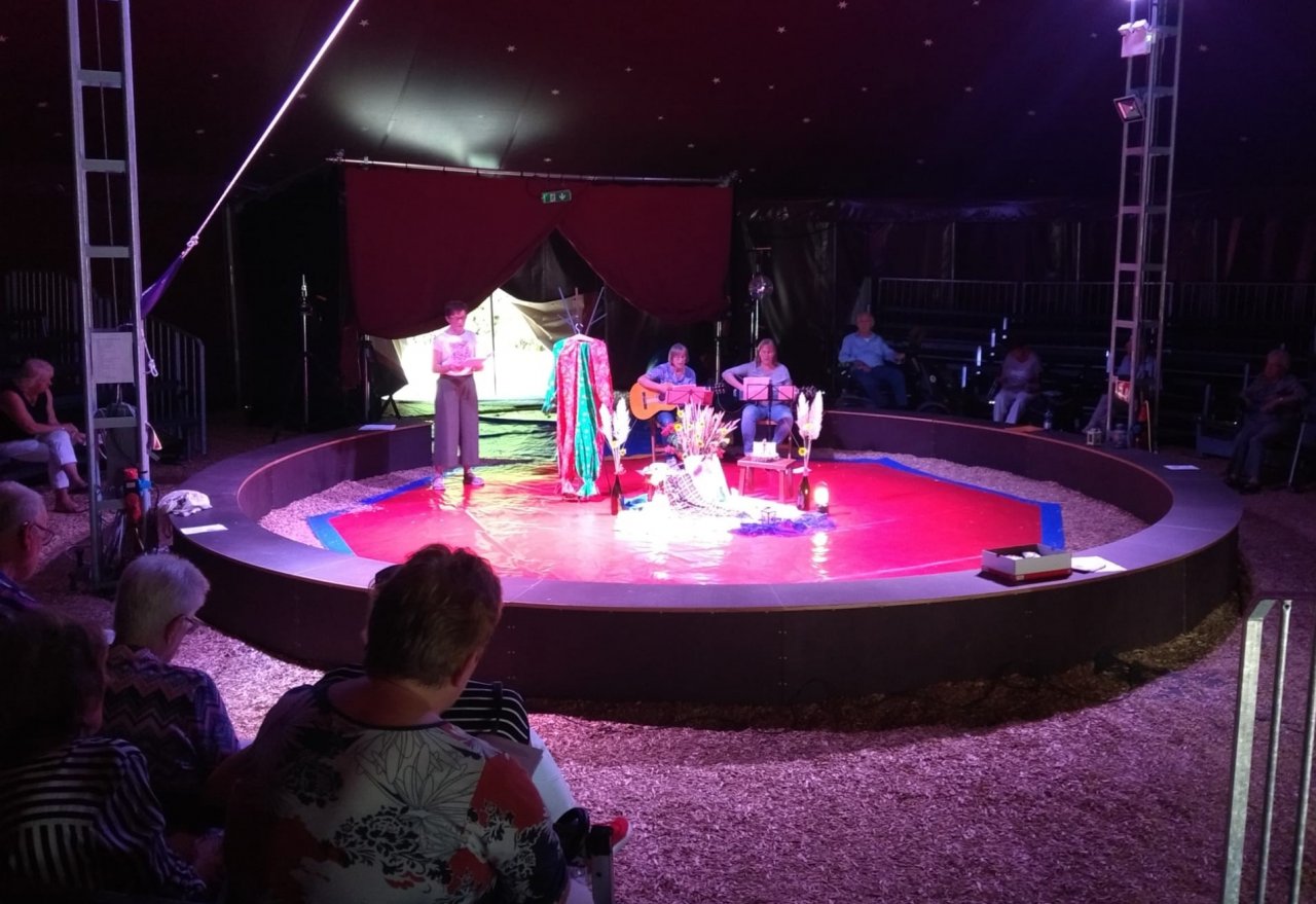 Archivfoto: Lichtblick-Andacht im Zirkuszelt auf der Pfarrheim-Wiese. von privat
