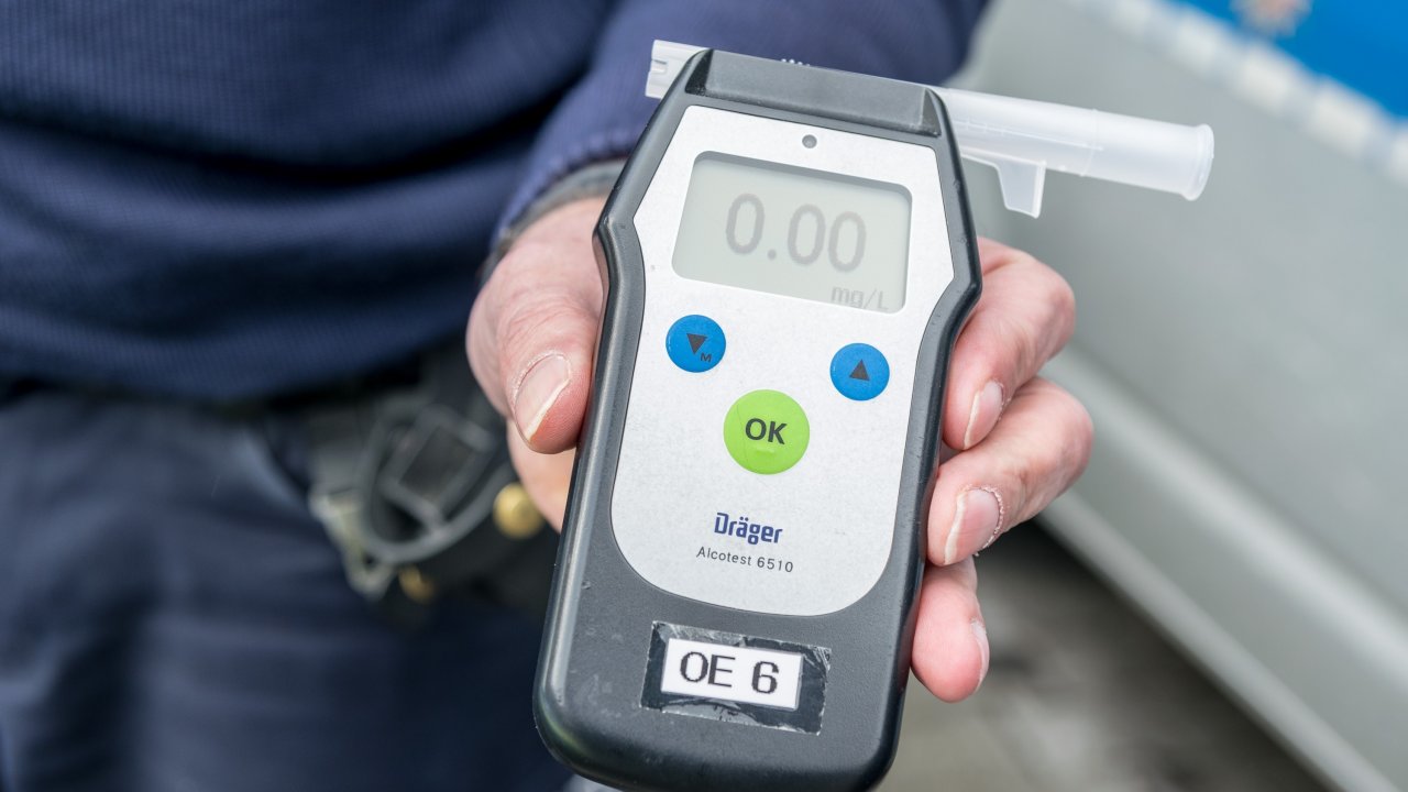 Symbolfoto: Im besten Fall sollten Verkehrsteilnehmer auf den Konsum von Alkohol verzichten. von Nils Dinkel