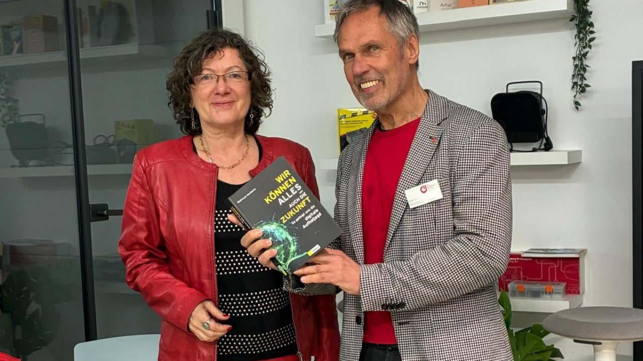 Gemeinsam mit dem Bundesverband mittelständische Wirtschaft (BVMW), vertreten durch Wolfgang Nies, war die Physikerin, Unternehmerin und Autorin Waltraud Hermann in der InfoTastic Academy zu Gast und stellte ihr Buch „Wir können alles – auch die Zukunft!“ vor. von privat