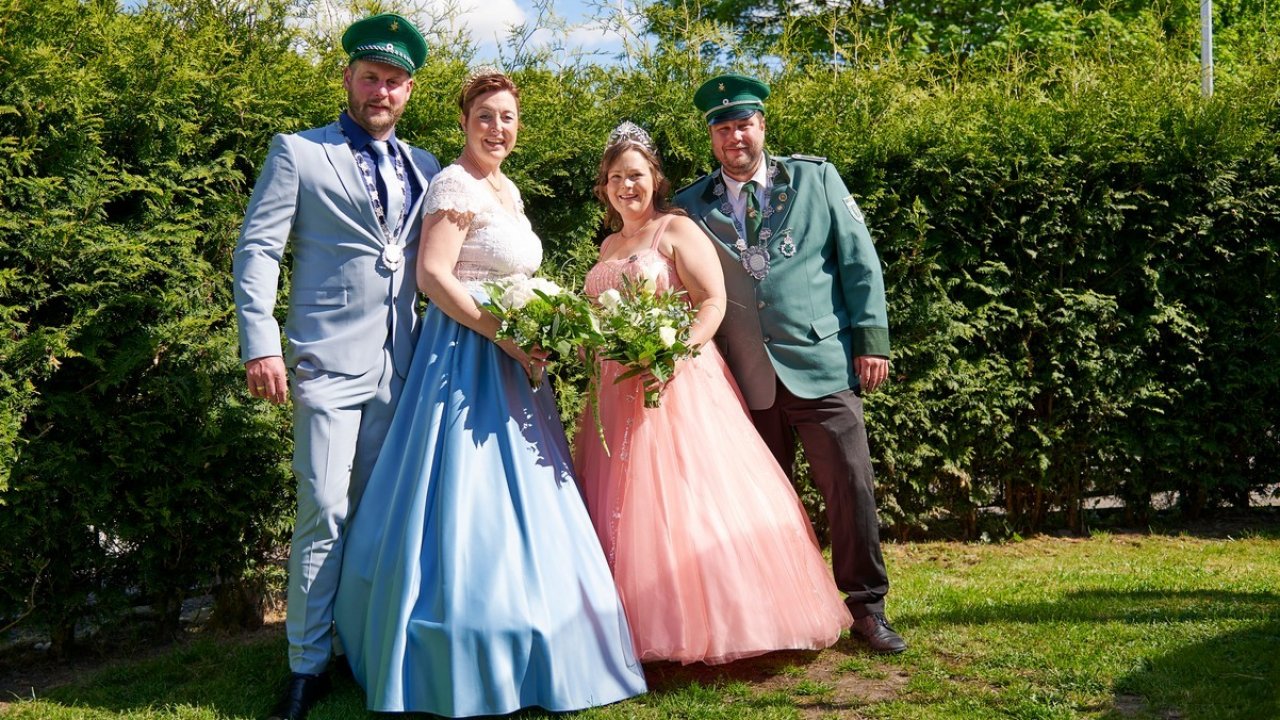 Das amtierende Kaiserpaar Julian und Isabell Feldmann und das amtierende Königspaar Sabrina und Patrick Langenhuysen aus Wegeringhausen freuen sich auf das Schützenfest. von privat