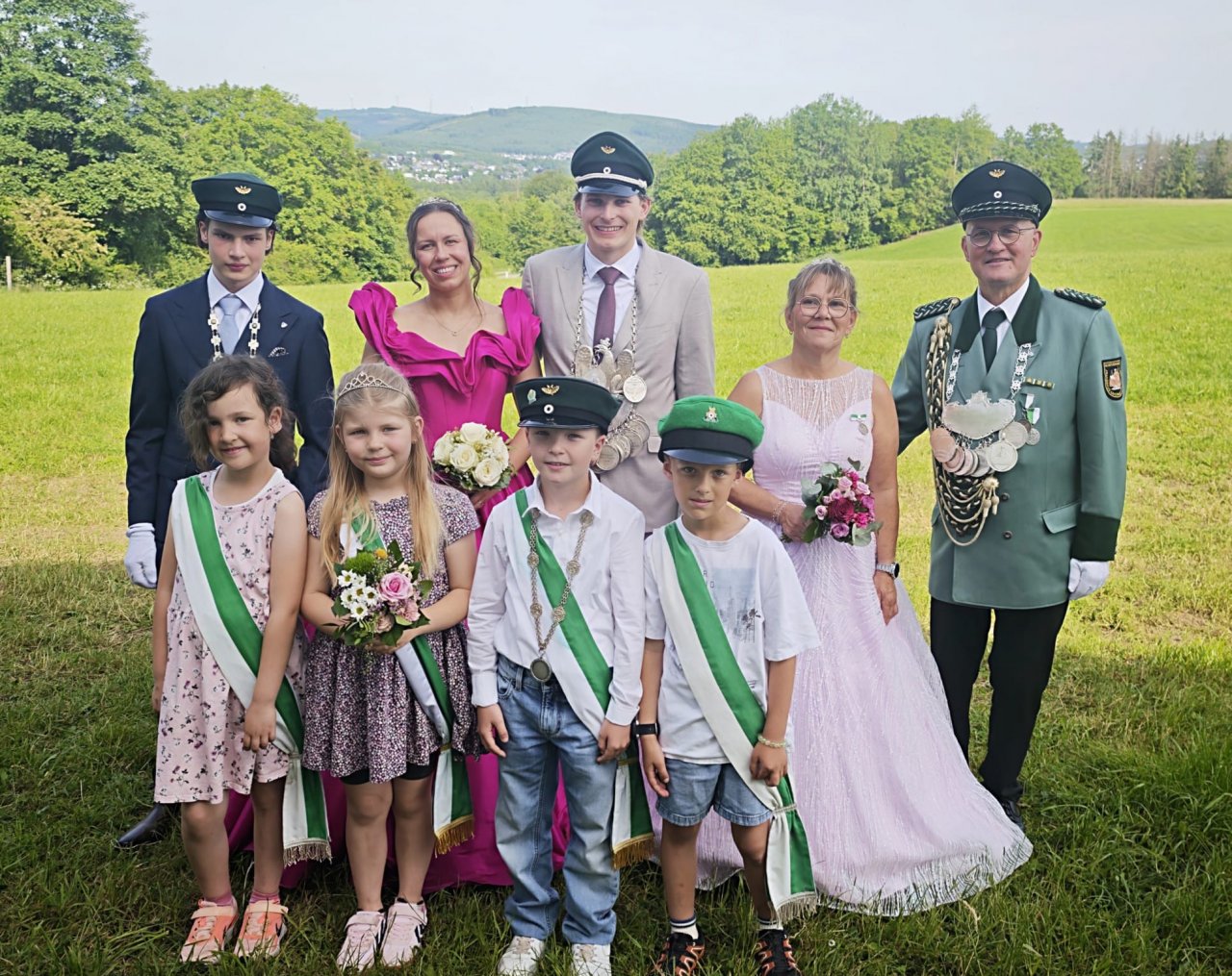 Die Majestäten von Frenkhausen mit dem Kinderkönigspaar Hannes Brücher und Hanna Schöttler (vorne): v.l. Robert Sondermann, Vivien Nüsing und Simon Sondermann, Dagmar und Jürgen Burghaus. von Schützenverein Frenkhausen