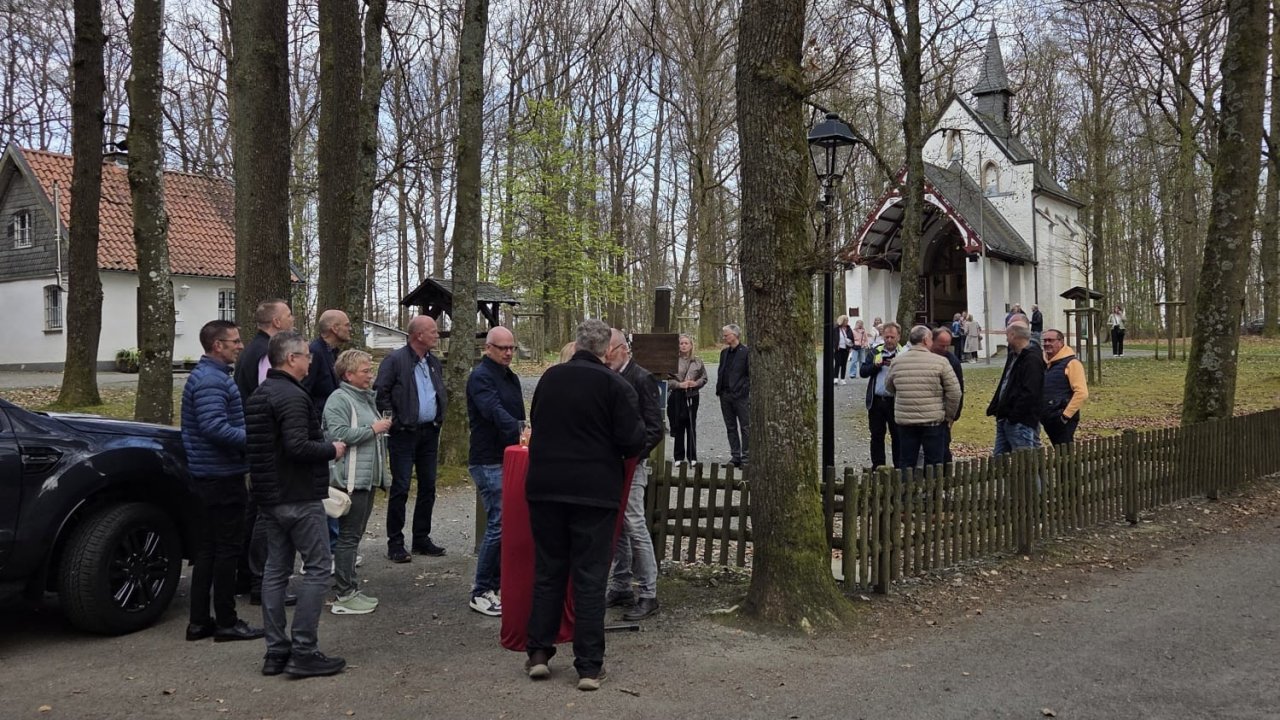 40 Frauen und Männer des Jahrganges 1966/67 haben ihre Goldkommunion auf der Dörnschlade gefeiert. von privat