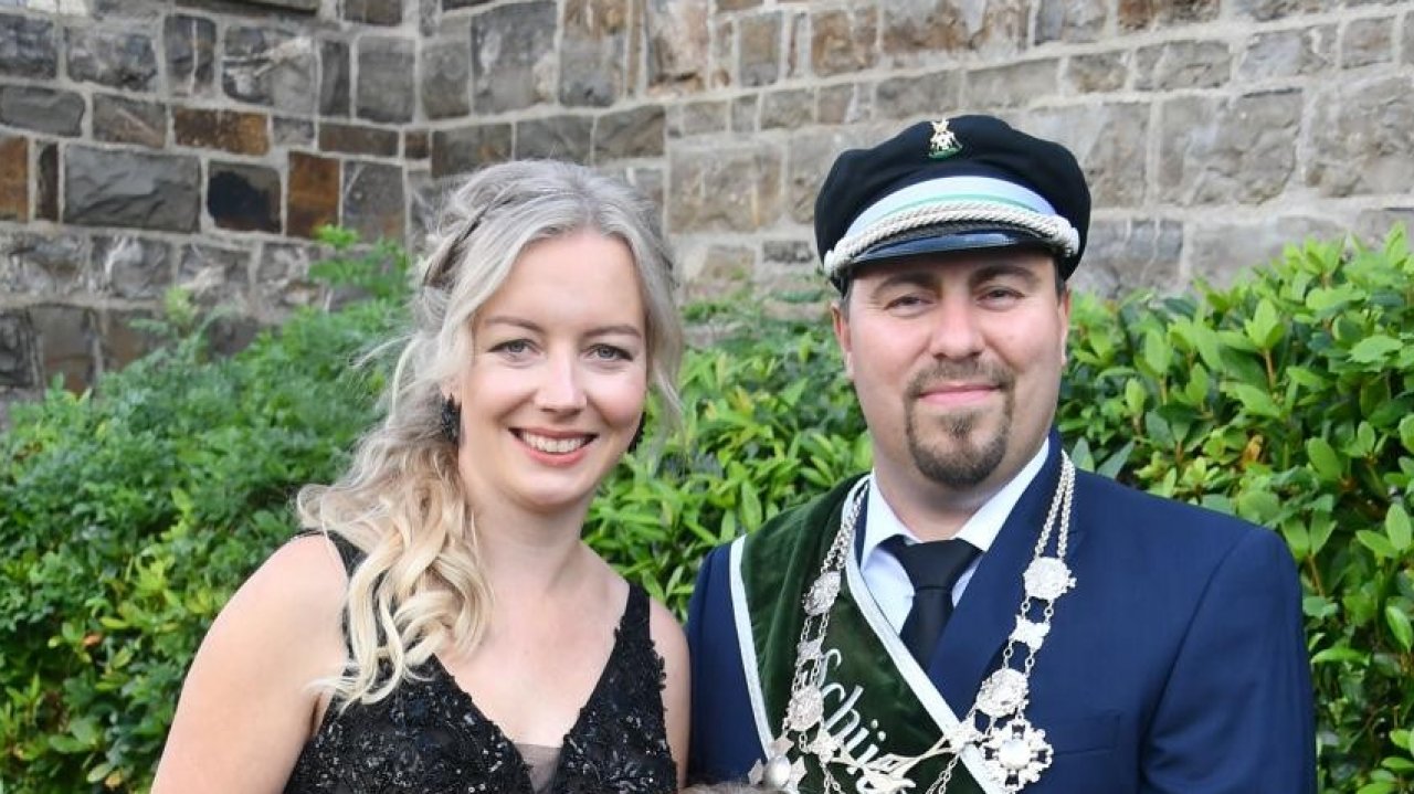 Das erste Königspaar in Oberelspe, das bereits am Samstag mit seinem Hofstaat im Festzug durch den Ort zieht: Tobias und Sandra Buchheim. von Nicole Voss