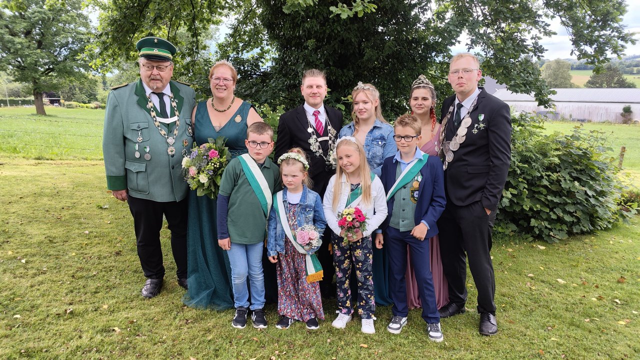 Die amtierenden Majestäten in Römershagen (v.l.): Kaiserpaar Stefan und Bärbel Simon, Jungschützenkönig Linus Koch mit Franziska Halbe, König Constantin Klement mit Cheyenne Herla (hinten), Kinderkönigspaar Lina und Justus Mylius sowie das Jungschützenprinzenpaar Philipp Buchen und Greta Stock (vorne). von Schützenverein Römershagen