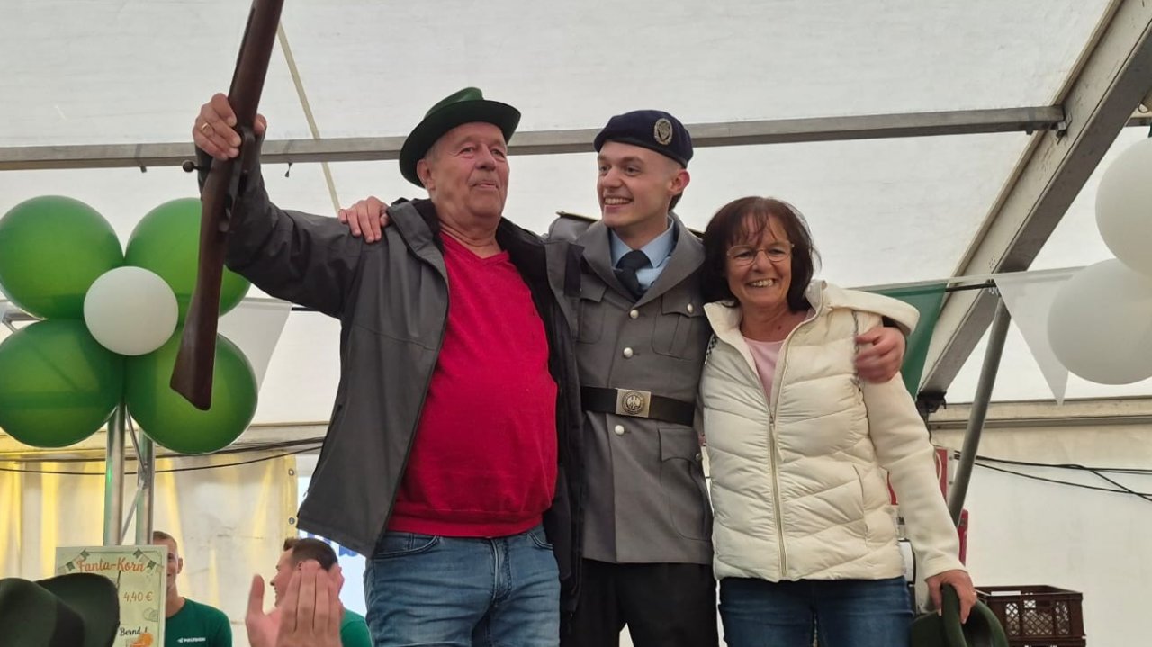 Schützenkönig Klaus Zimmermann (l.) mit seiner Ehefrau und Schützenkönigin Marion (r.) und Sohn Max. von Rebecca Klein