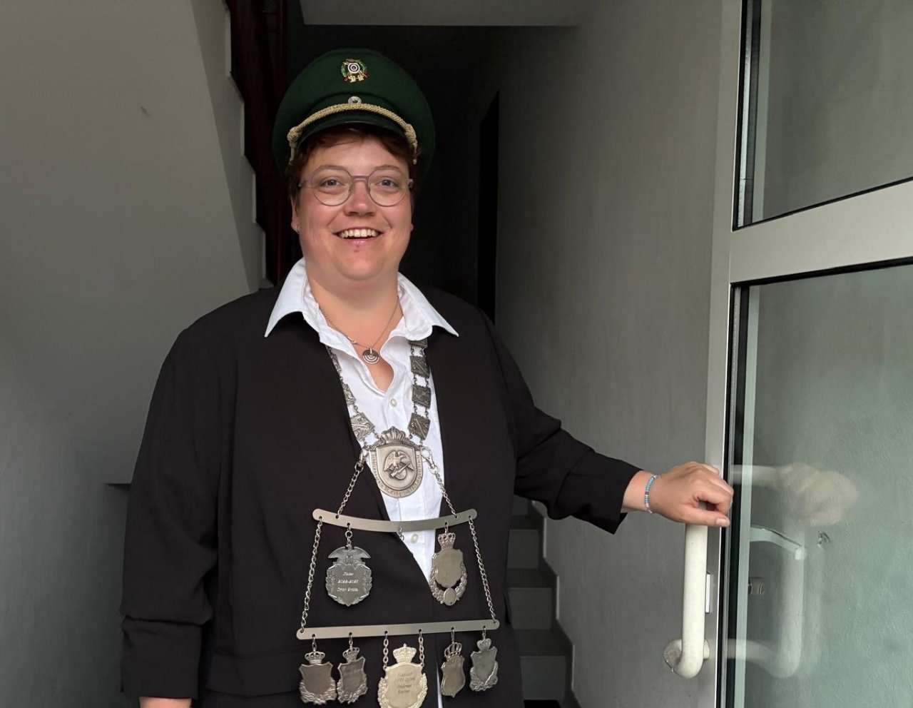 Sarah Mettner ist die erste Frau im Kreis Olpe, die den Kaiservogel „erlegt“ hat - und jetzt lässt sie sich in Halberbracht feiern. von privat