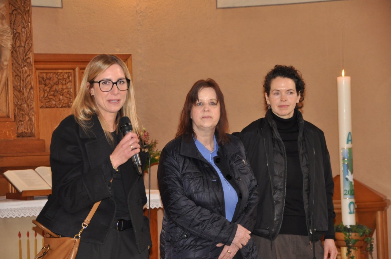 Susanne Gehrmann, Susanne Siewer-Wolter und Tanja Evers (v.l.) haben inzwischen ihre Ateliers in der Friedenskirche bezogen. von Karl-Hermann Ernst