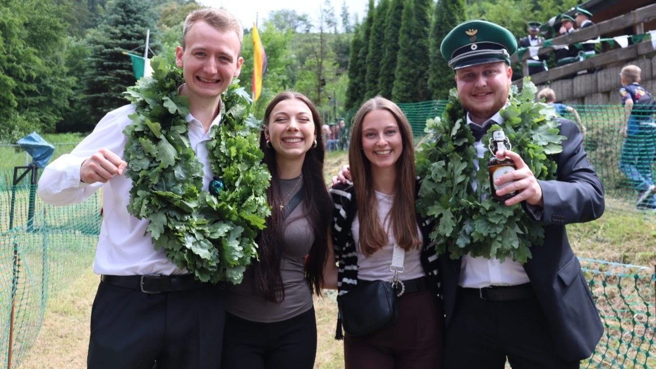 Die neuen Majestäten in Lichtringhausen 2026: Königspaar Fabian Eckert und Jana Lübke (r.) und Jungschützenkönigspaar Colin Albers und Liviane Baruth (l.). von Mona Pospischil
