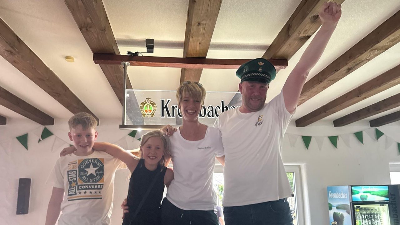 Die Altenkleusheimer Königsfamilie im Jahr 2026: Christian und Ruth Voss mit den Kindern Toni und Anni. von Thomas Fiebiger