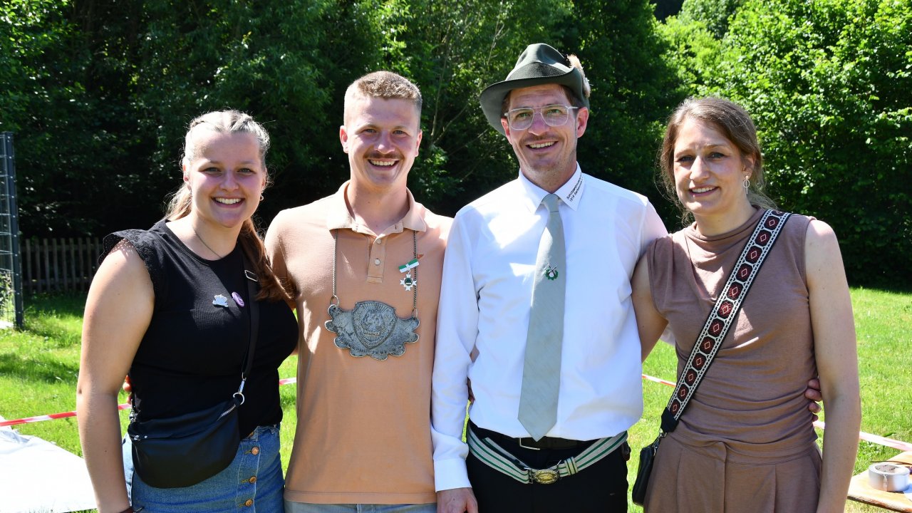 In Serkenrode regieren das Königspaar Steffen und Christina Jostes und das Jungschützenkönigspaar Jona Mertens und Paula Schwens (l.). von Nicole Voss