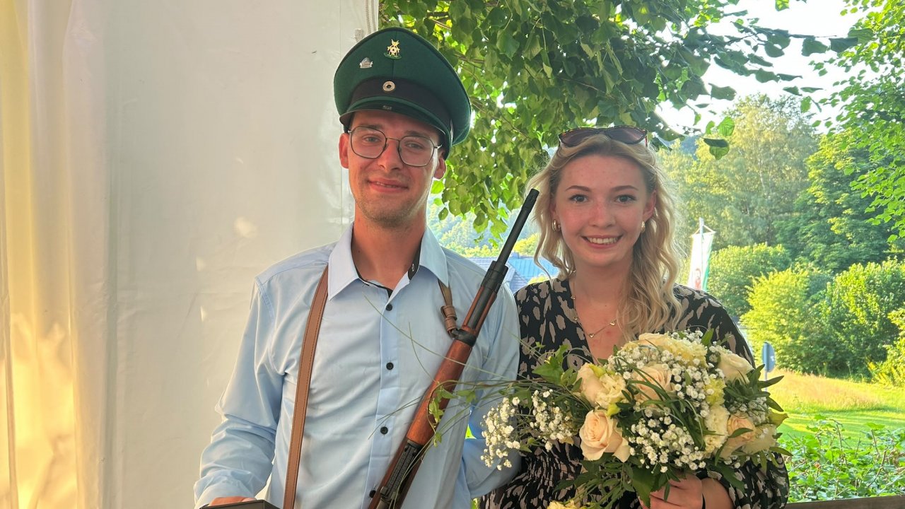 Das neue Königspaar in Lütringhausen: Sebastian Weber mit Dora Bencsik. von Sarah Tillmann