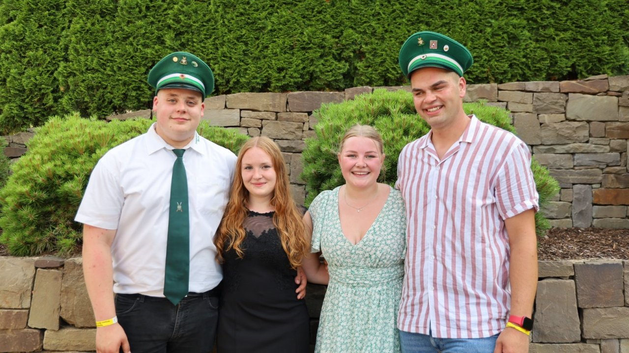 In Bleche regieren ab sofort (v.l.): das Prinzenpaar Silas Clemens und Maira Lange sowie das Königspaar Severin Zeppenfeld und Kiara Bienert. von Thomas Fiebiger