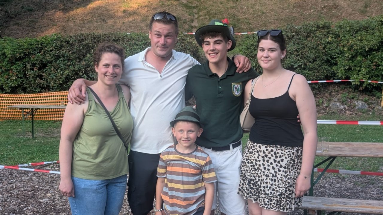 Familie Hans regiert in Hofolpe: Neues Königspaar sind Phillipp Hans und Carolin Wolf. Die Jungschützen feiern ihre Majestäten Michel Hans und Mina Hammers. von David Dommes