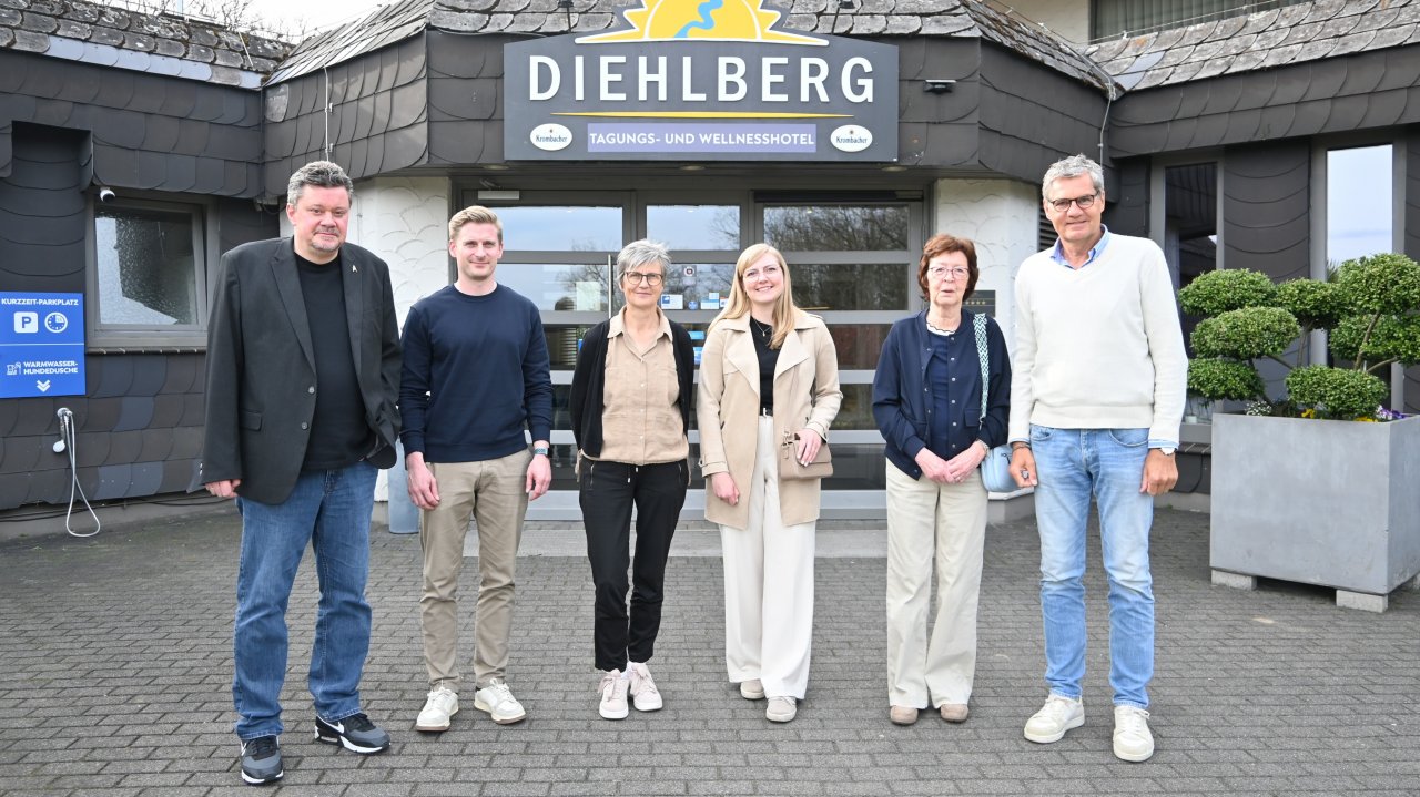 Der Erlös der Adventskalender-Aktion des Lions Clubs Olpe-Kurköln wurde am Mittwoch, 15. April, überreicht und die bedachten Projekte vorgestellt (v.l.): Matthias Stücke, Steffen Wintersohl, Eva Maubach, Vivien Remmert, Christiana Enders und Dirk Rumpf. von Jana Becker