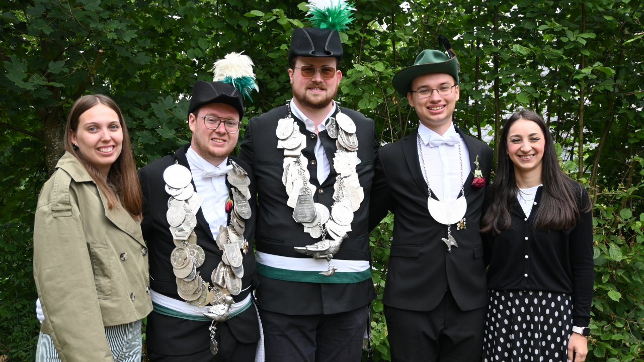 Die neuen Regenten der Schützengesellschaft Attendorn (v.l.): Mathilda Wilmes und Robin Selter (Scheibenkönig), Marc Schröder (Vogelkönig), Florian Zeppenfeld (Jungschützenkönig) und Hannah Sondermann. von Jana Becker