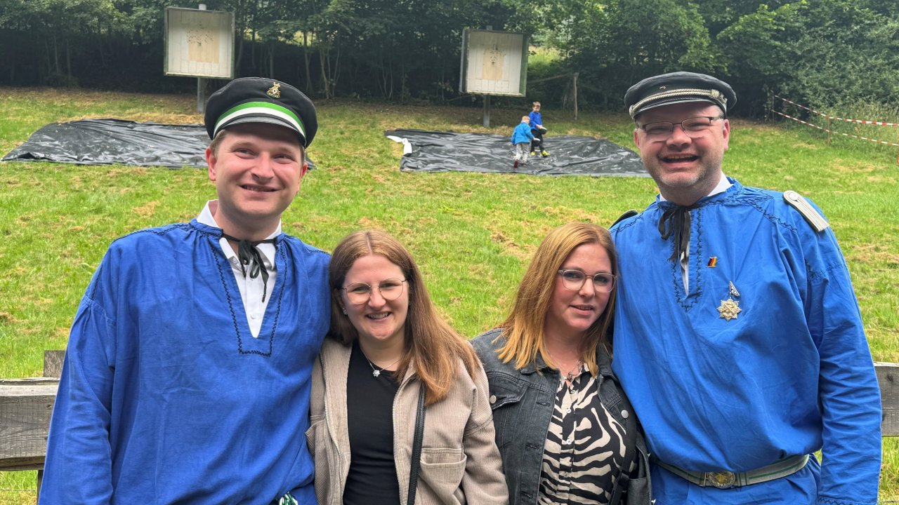 Die neuen Majestäten in Oberhundem stehen fest: (v.l.) René Schneider, Sophie Gärtner, Ina Busse und Henning Sürken. von Mats Behle