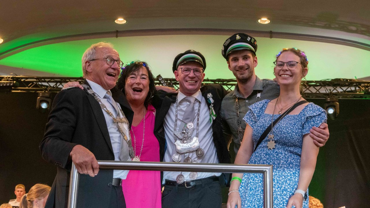 Peter „Pete“ Becker (Mitte) schoss sich im vergangenen Jahr zum neuen Altenhundemer König und feierte ausgelassen mit Kaiserpaar Martin „Putt“ und Susanne Schneider (l.) sowie dem Jungschützenkönigspaar Christian Thöne und Sara Gemmerich. von Nils Dinkel
