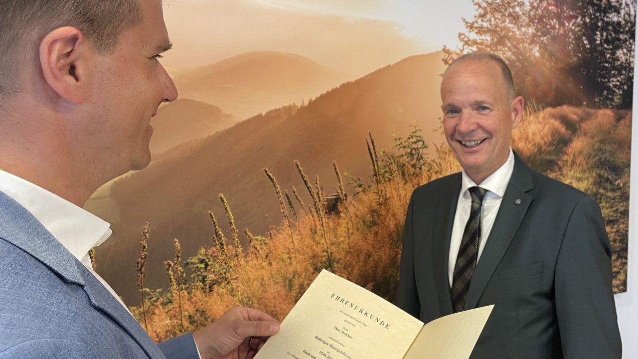 Kreisdirektor Philipp Scharfenbaum überreicht Landrat Theo Melcher die Ehrenurkunde zum Dienstjubiläum. von Kreis Olpe