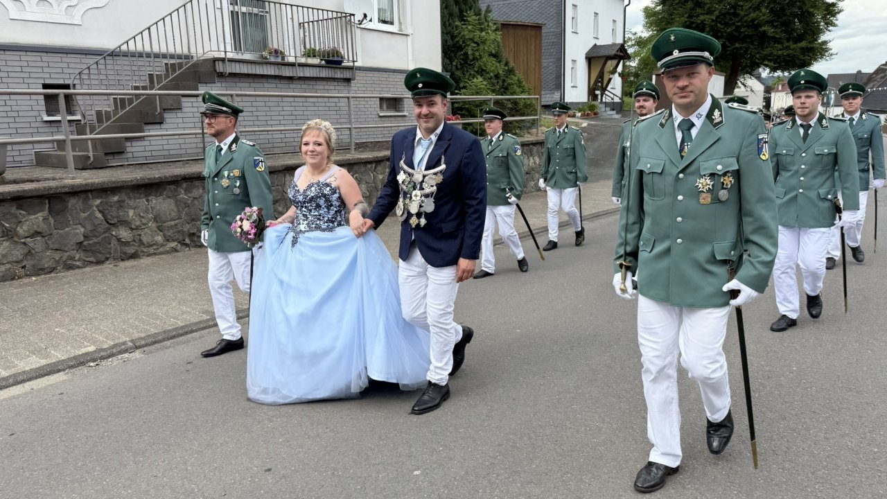 Das amtierende Königspaar in Welschen Ennest: Christofer Colucci und Madleen Krämer. von privat