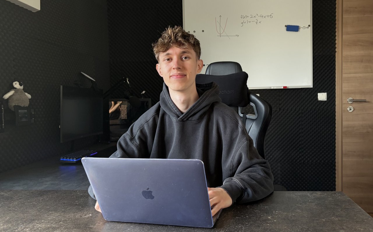 Fino Hübner (18) erklärt auf Social Media als „Parabel Pinguin“ Grundlagen der Mathematik – und hilft damit zahlreichen Schülern. von privat