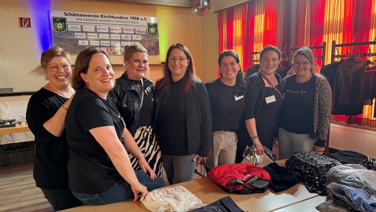 Das Organisationsteam kurz bevor der Klamottentausch startete: Zum sechsten Mal haben die Damen die tolle Veranstaltung organisiert, 55 Frauen konnten dieses Mal mitmachen. von Kerstin Sauer