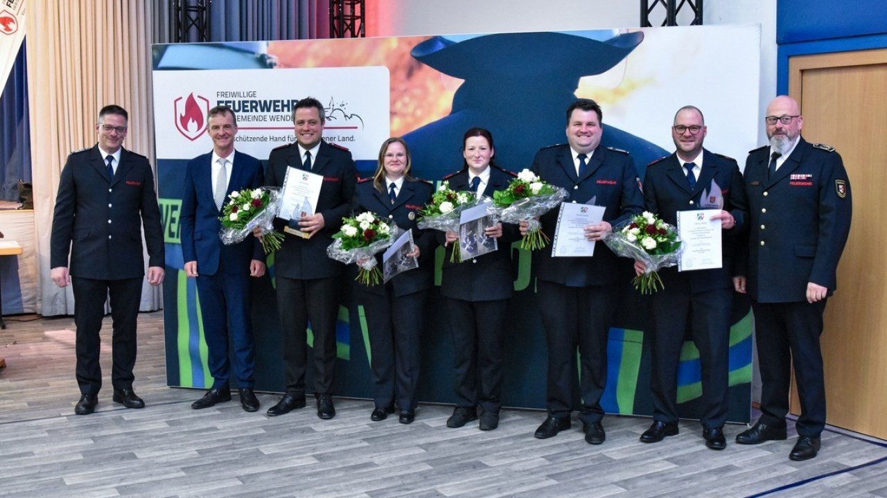 Jahresdienstbesprechung der Feuerwehr Wenden (v.l.): LdF Joachim Hochstein, Bürgermeister Bernd Clemens, Mathias Bongers, Virgine Gersdorf-Stracke, Karina Bröcher-Wagener, Kevin Frohnenberg, Markus Quast und Kreisbrandmeister Christoph Lütticke. von Feuerwehr Wenden