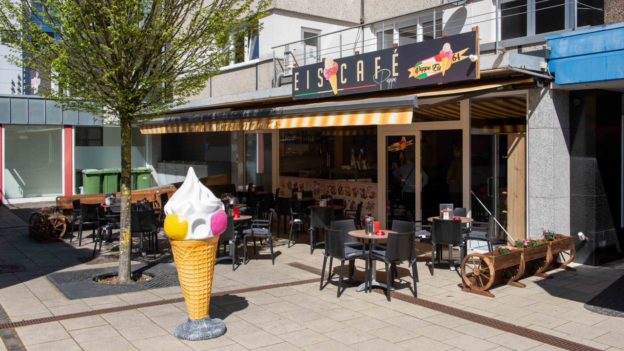 Peppe Eis 64 hat am Marktplatz in Altenhundem ein neues Lokal eröffnet – mit zahlreichen Sitzplätzen im Außenbereich. von Nils Dinkel