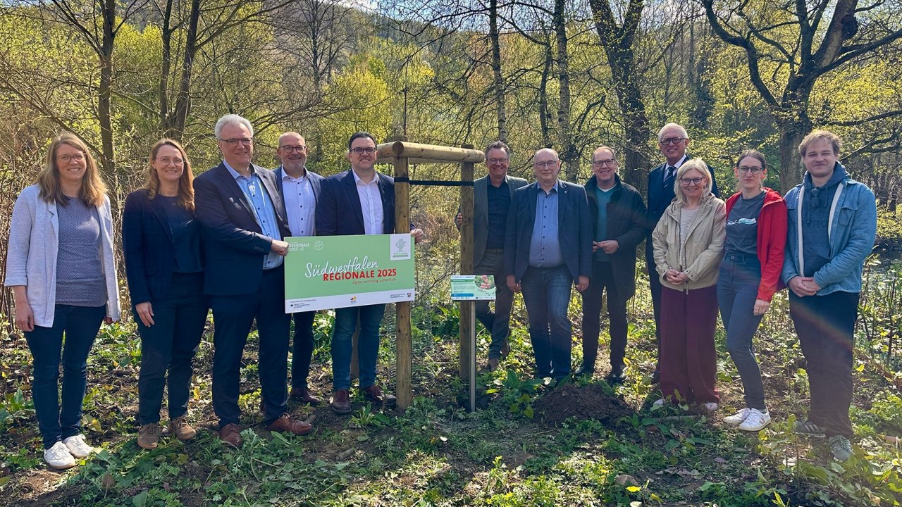 Entlang der 142 Kilometer langen Lenneroute ist die „Essbare LenneSchiene“ entstanden. Zum Abschluss dieses interkommunalen LEADER-Projektes kamen am Mittwoch, 15. April, die Bürgermeister der Kommunen Iserlohn, Altena, Plettenberg, Finnentrop, Lennestadt sowie Vertreter aus Schmallenberg zusammen um das letzte Hinweisschild zu errichten. von Stadt Iserlohn