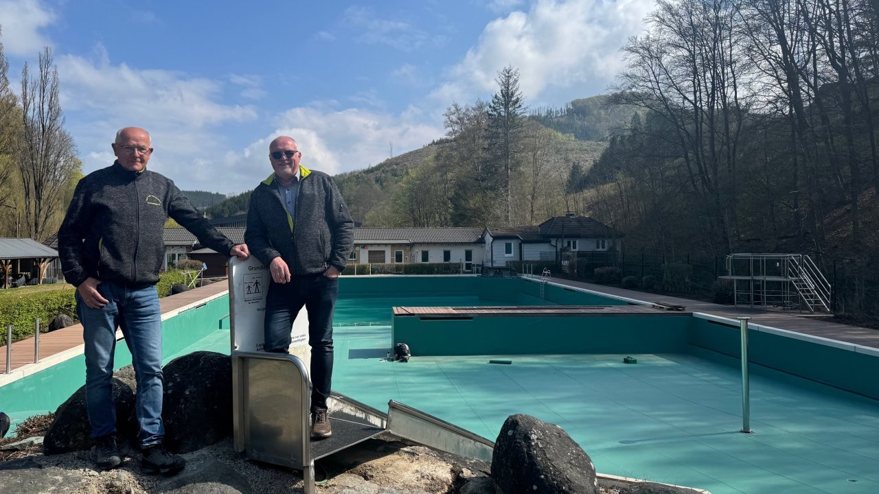 „Das ist ein Herzensprojekt“, sagen Vorsitzender Otto Hoffmann (r.) und sein Stellvertreter Peter Epe. Was hier, im Naturbad Bilstein, in den vergangenen Monaten auch in ehrenamtlicher Arbeit geleistet wurde, ist unglaublich. von Kerstin Sauer