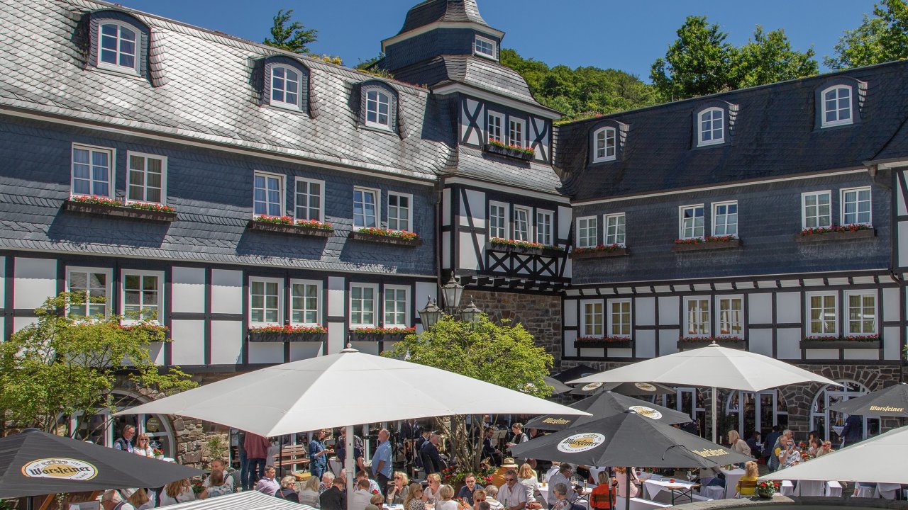 Der Gutshof des Hotel Deimann wird am 15. Juni 2026 zur Sterne-Kulinarik-Meile für den guten Zweck. von Larissa Gnacke